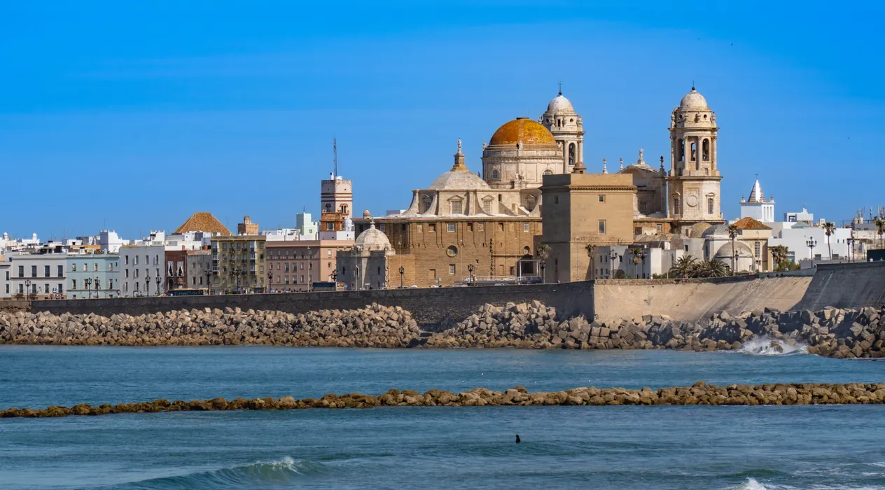 Vista del puerto de Cádiz y la bahía