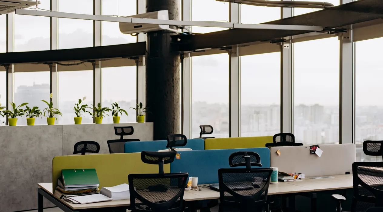 Responsable laboral atendiendo a la gerente de una empresa